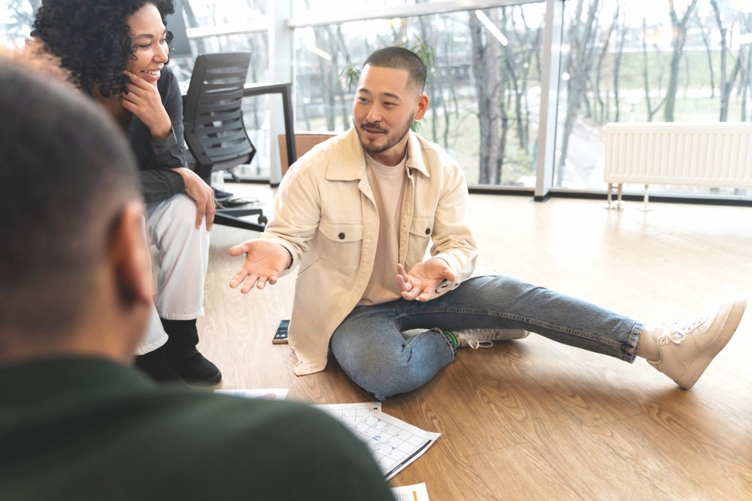 Espace de travail moderne avec documents financiers et analyses stratégiques